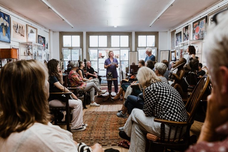 Het Personage : Keeping It Real Art Critics